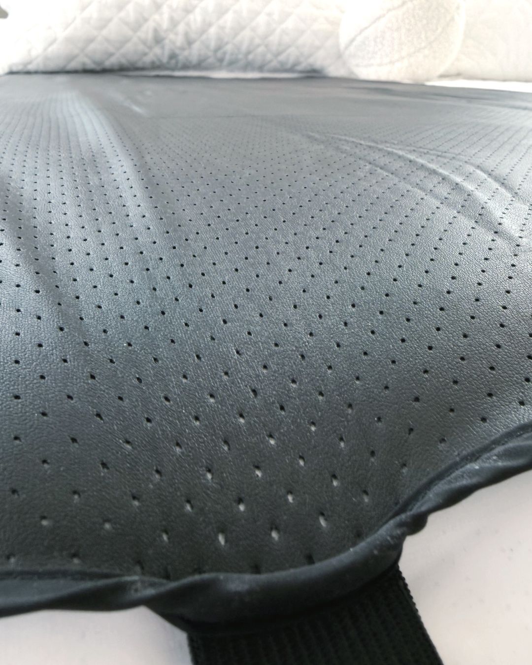 Close-up of the grounding mattress cover surface and fitted edge